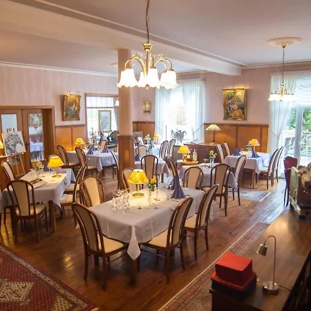 Zur Post - Burg An Der Mosel Отель 3*