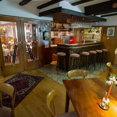 祖尔波斯特酒店 - 摩泽尔河畔城堡 酒店 Burg (Bernkastel-Wittlich)